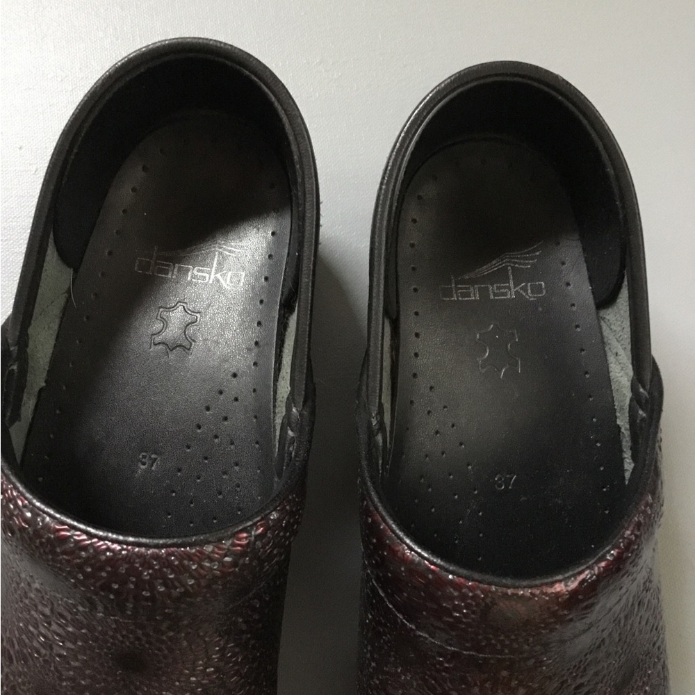 Dansko Medallion Burgundy Clogs Shoes - Picture 4 of 7